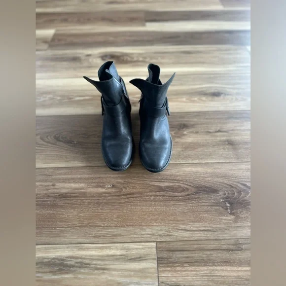 UGG womens Elysian leather black ankle heel boots size 6.5 - Picture 3 of 6